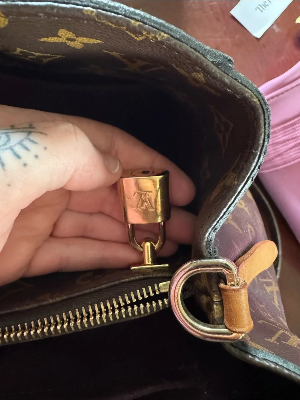 Louis vuitton Montaigne GM with shoulder strap. - Picture 16 of 16